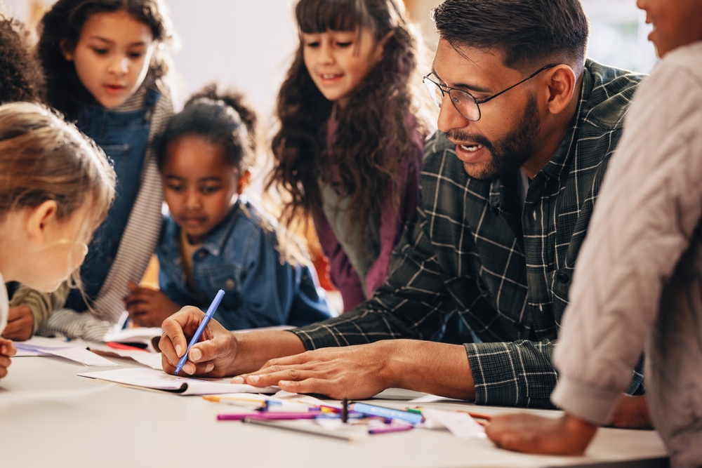 Man,Teaches,His,Students,How,To,Draw,In,A,Primary Man,Teaches,His,Students,How,To,Draw,In,A,Primary